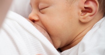 La lactancia materna mejora la salud del bebé y de la madre