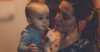 Todo lo que debemos saber sobre los primeros dientes de los bebés primeros dientes bebés