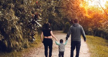 La importancia de practicar deporte en familia para cuidar la espalda de los pequeños el tebeo de la espalda