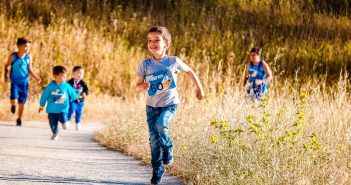 Si quieres que tus hijos tengan una espalda sana, anímales a hacer ejercicio