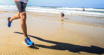 Cómo mejorar tu salud practicando deporte en la playa