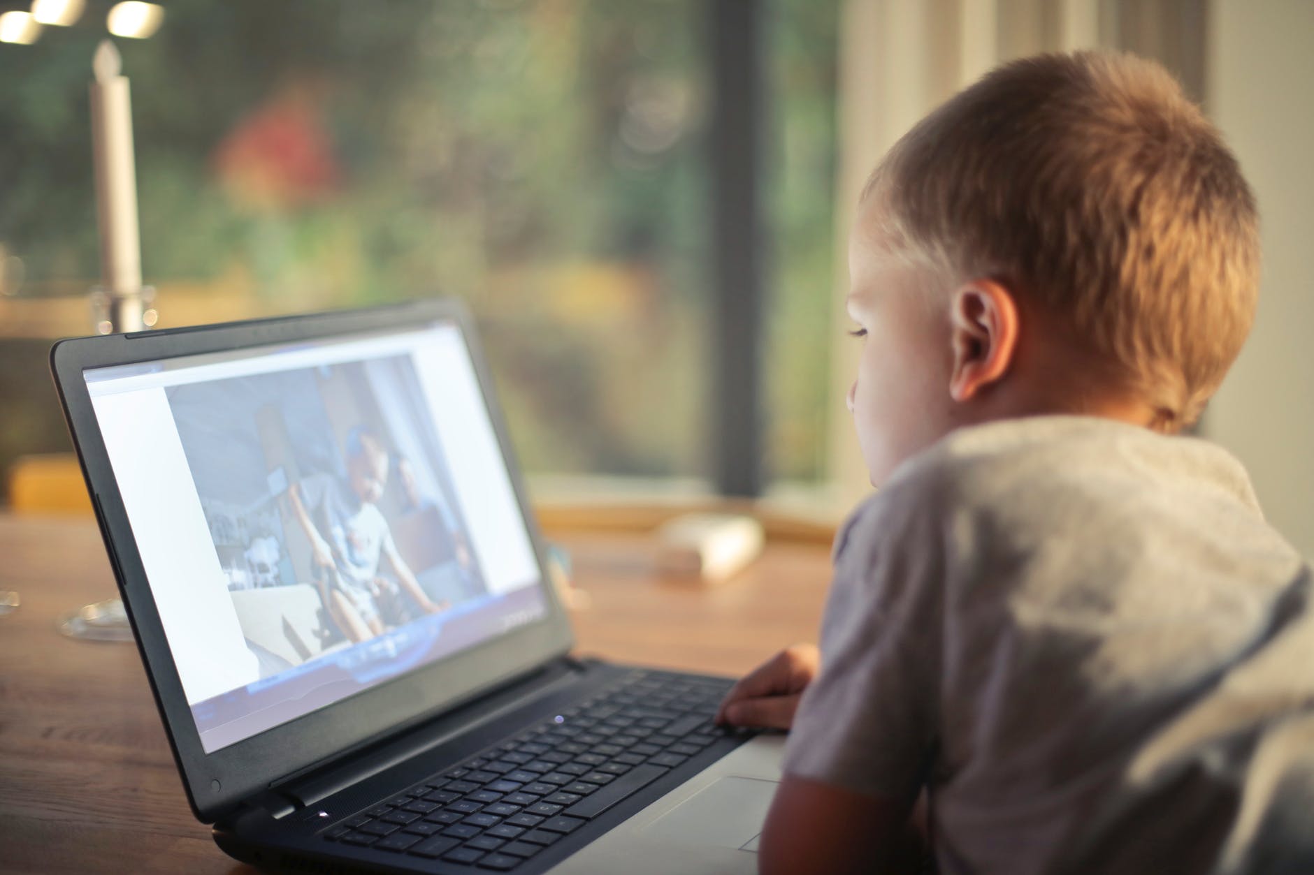 niño visualizando vídeo en ordenador. Uso saludable de las pantallas en casa