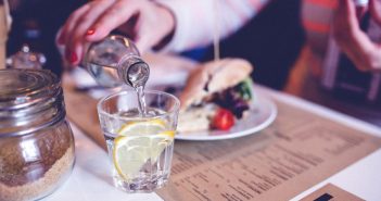 El agua con limón y sus múltiples beneficios para tu organismo agua con limón