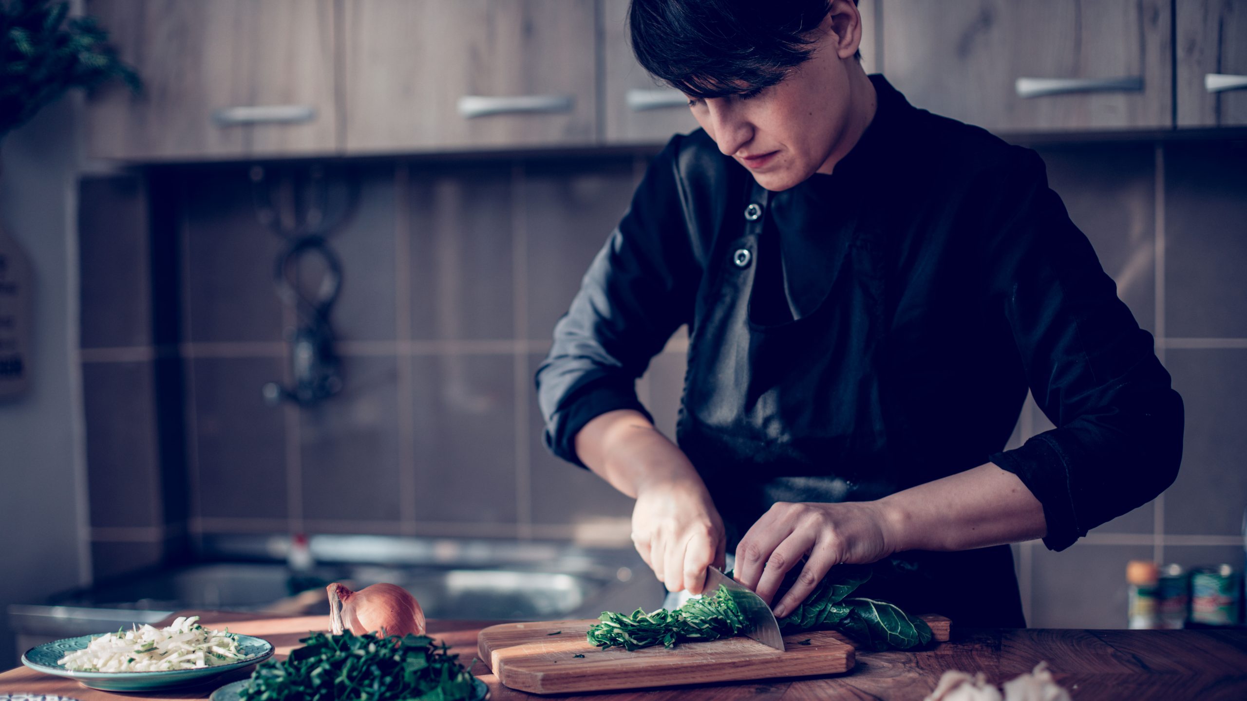 mujer-cocinando-acelga